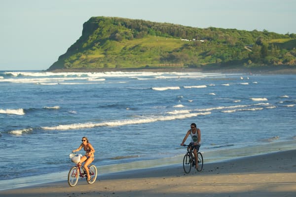 Lennox Head qui includes vélo et plage de sable aussi bien que couple
