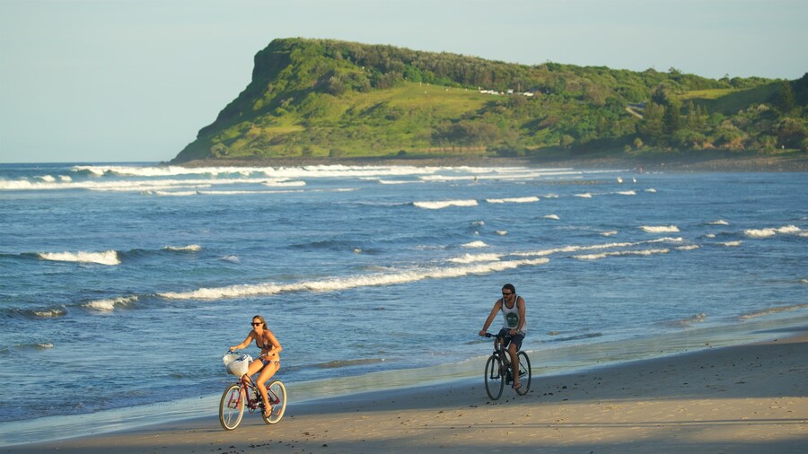 Lennox Head que inclui ciclismo e uma praia de areia assim como um casal