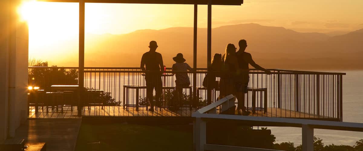 Faro de Cabo Byron ofreciendo vistas y también un pequeño grupo de personas