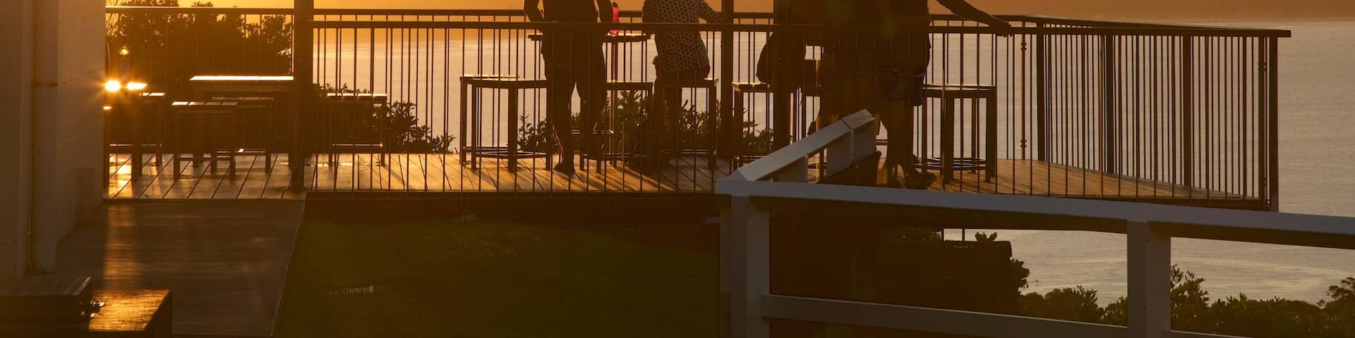 Cape Byron Lighthouse mit einem Ansichten sowie kleine Menschengruppe