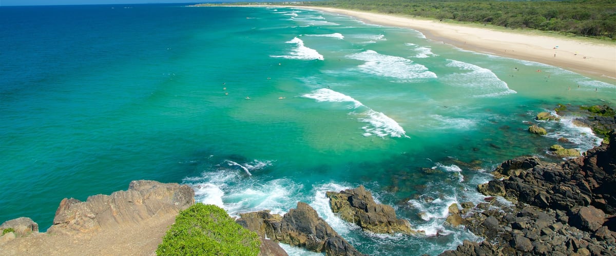 Cabarita Beach que incluye una playa de arena, una bahía o un puerto y surf