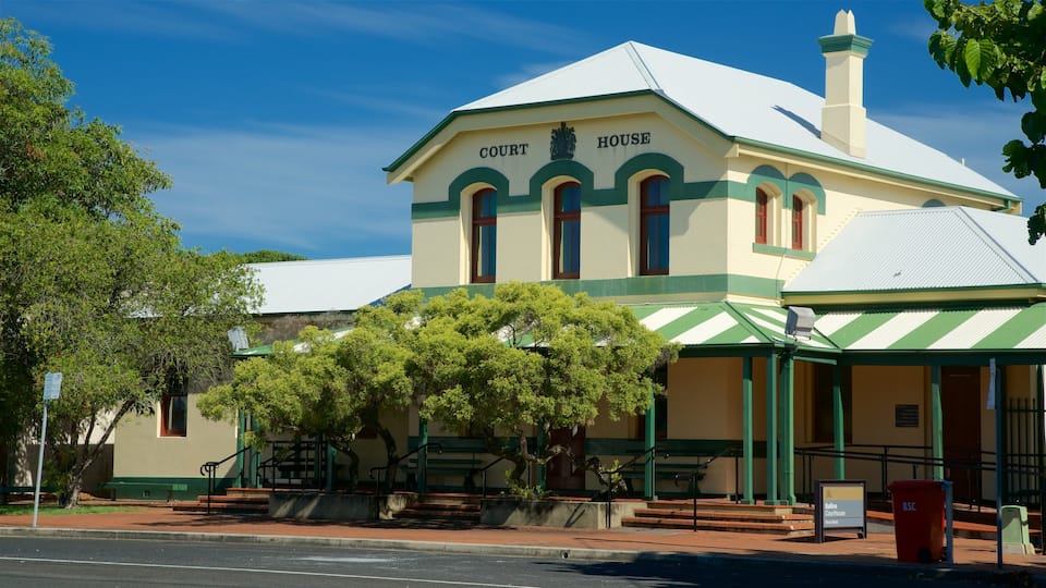 Ballina showing an administrative building and street scenes