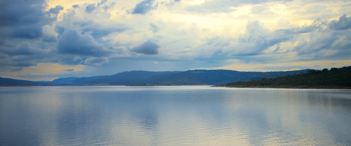 Lake Jindabyne showing a lake or waterhole
