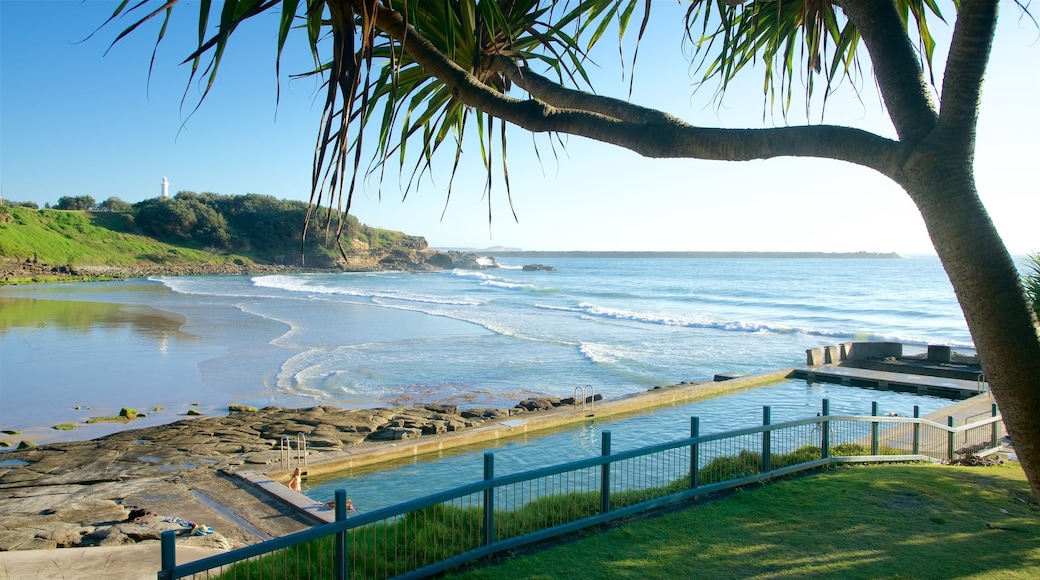 Yamba Beach featuring rocky coastline