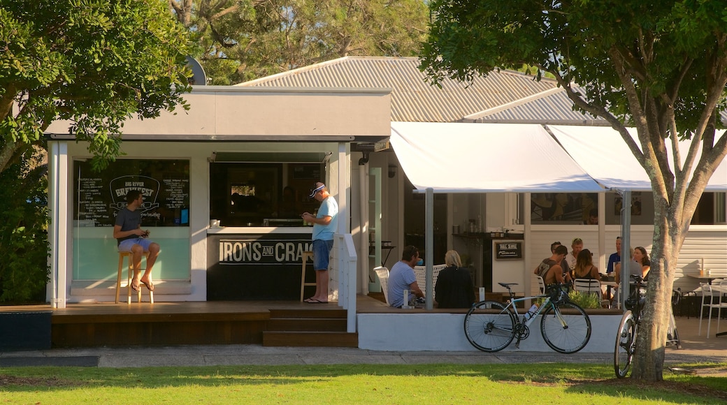 Yamba showing street scenes and café lifestyle