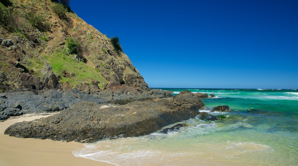 Tallow Beach mostrando costa rocciosa e spiaggia sabbiosa