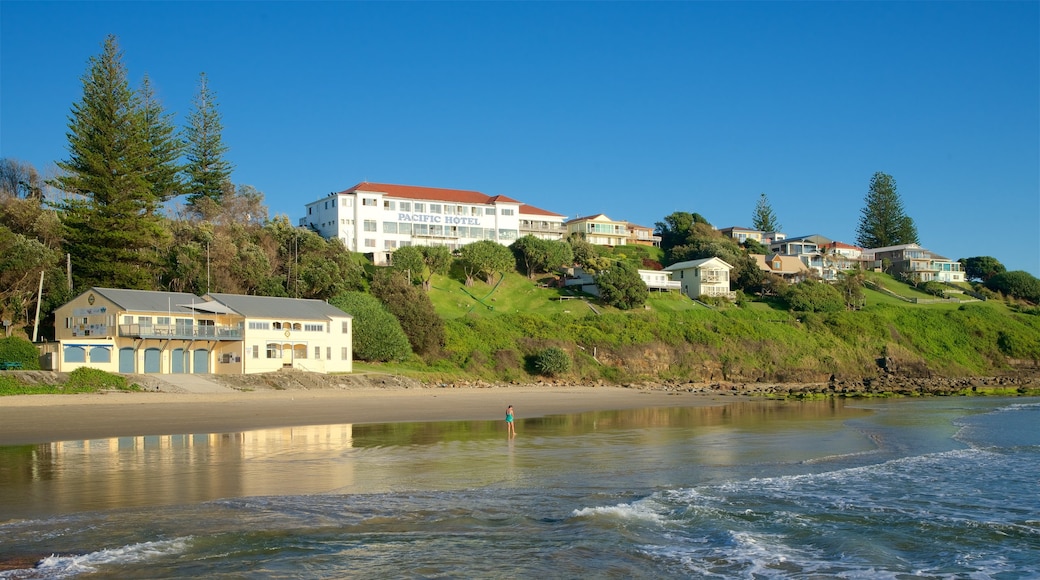 Yamba Beach mostrando uma casa e uma praia de areia