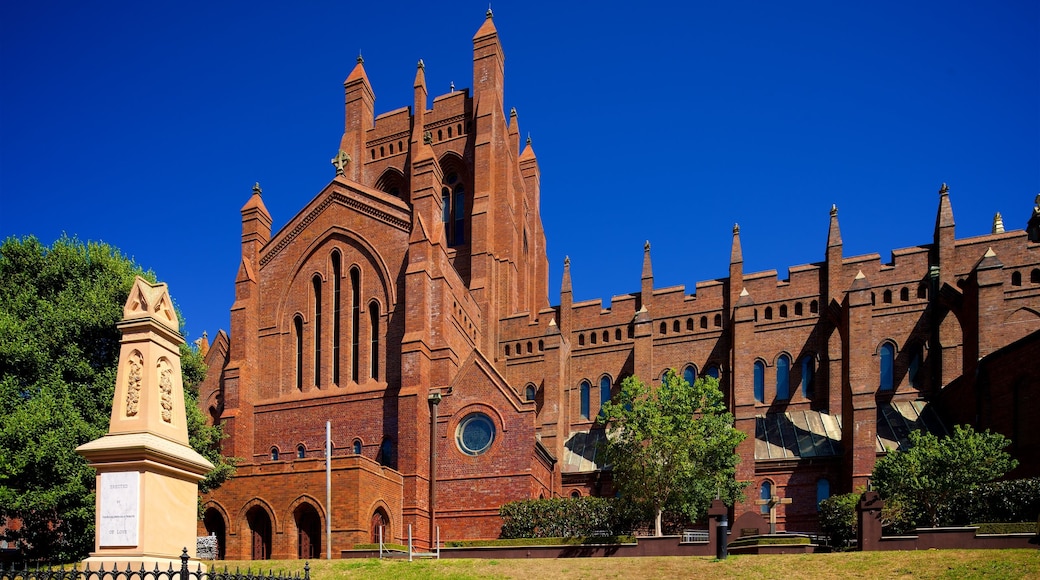 Christ Church Cathedral 呈现出 教堂或大教堂 和 遺跡建築