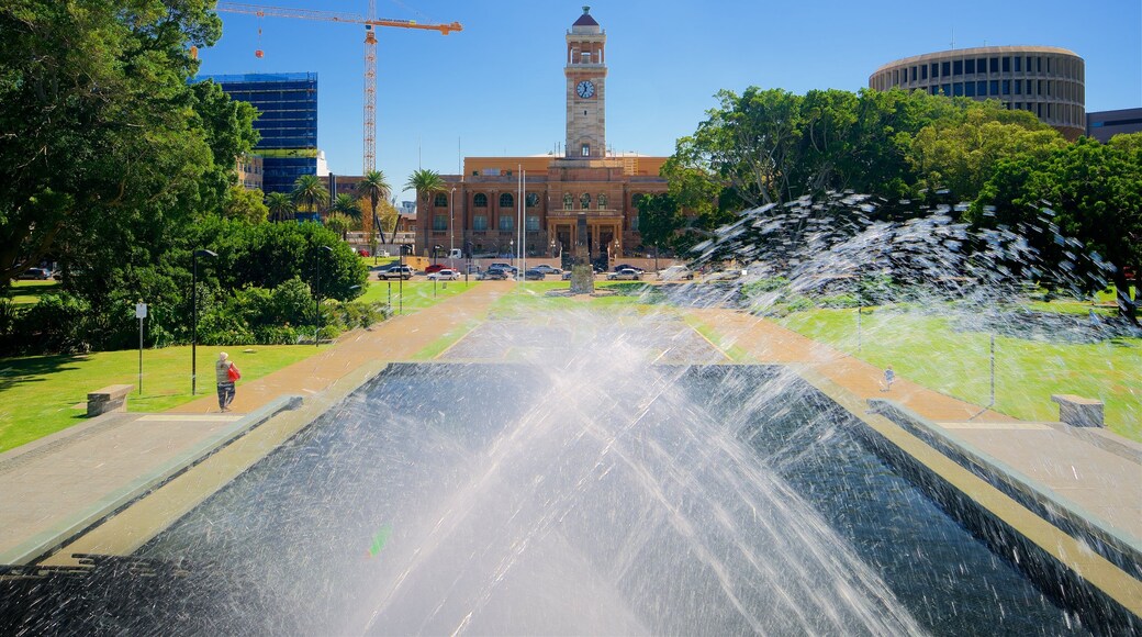 Newcastle que incluye una fuente, jardín y un edificio administrativo