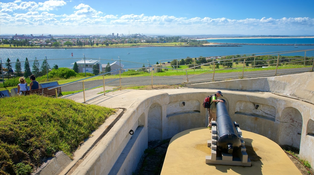 Newcastle que incluye una bahía o un puerto y también un grupo pequeño de personas