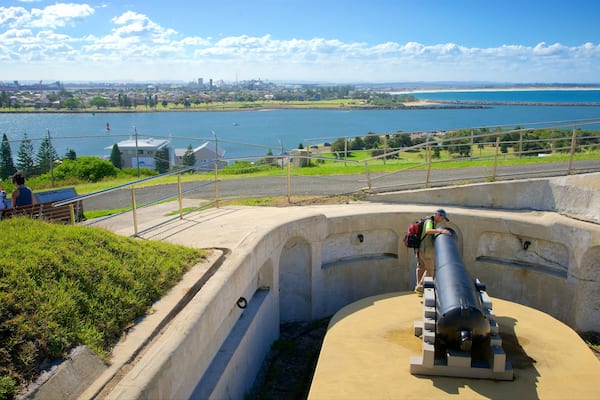 Newcastle qui includes baie ou port aussi bien que petit groupe de personnes