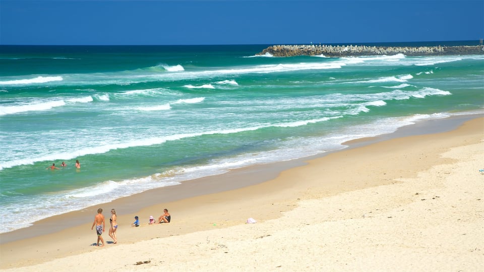 Ballina ofreciendo una playa de arena