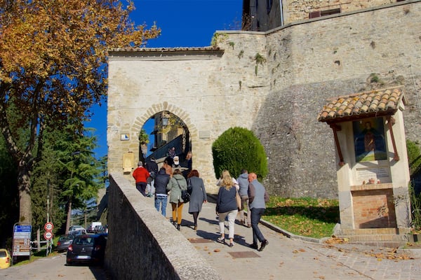 Montone som viser en kirke eller en katedral
