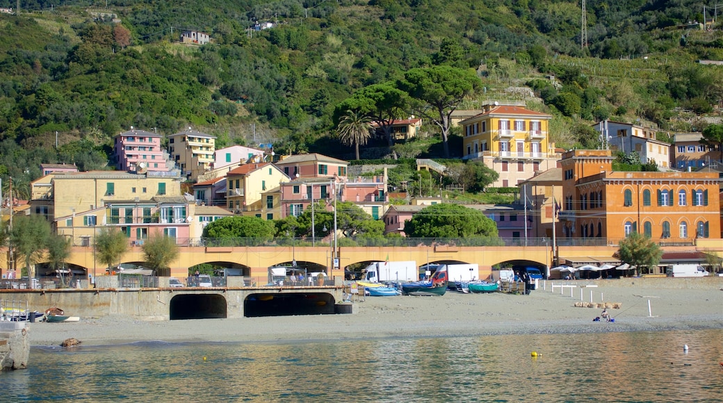 Monterosso al Mare welches beinhaltet Küstenort, Bucht oder Hafen und Brücke