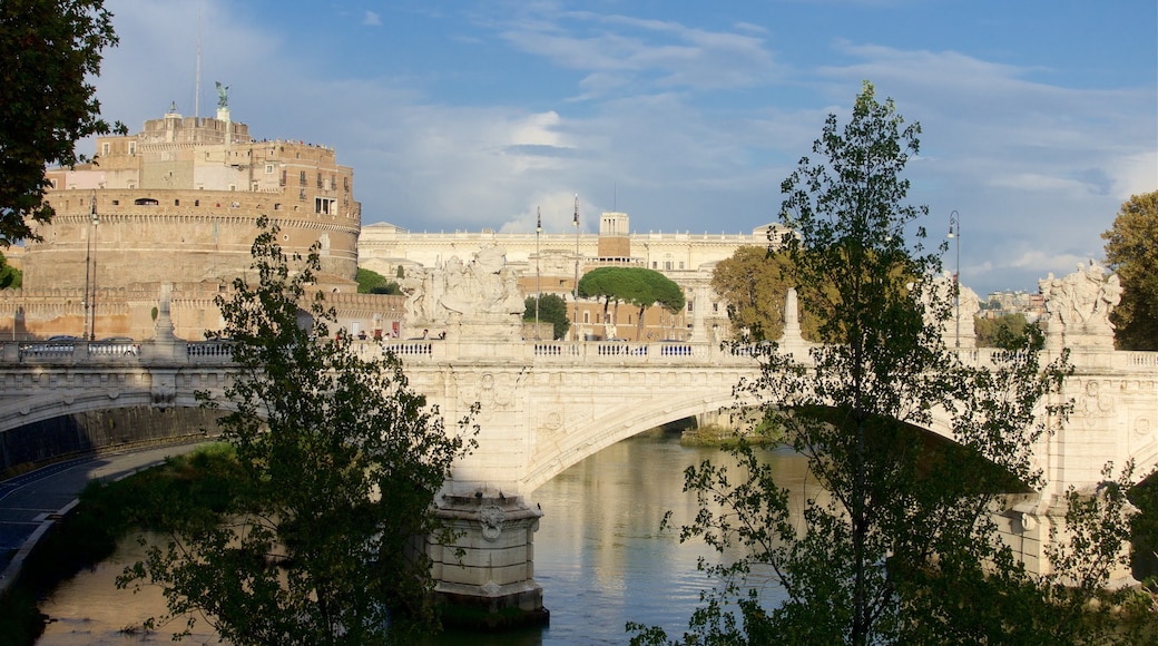 Roma mostrando palacio y un puente