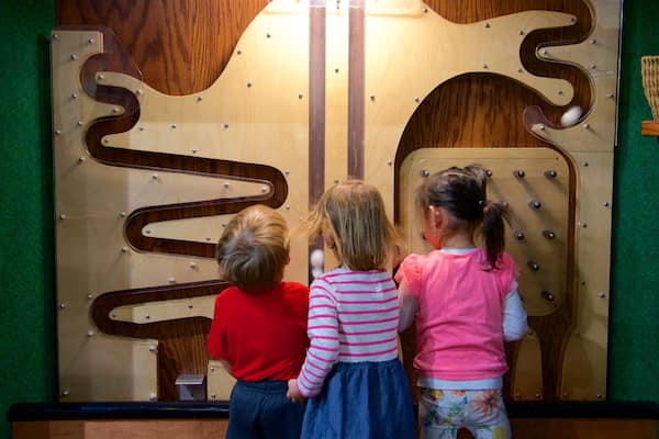 Children\'s Discovery Museum mettant en vedette vues intérieures aussi bien que enfants