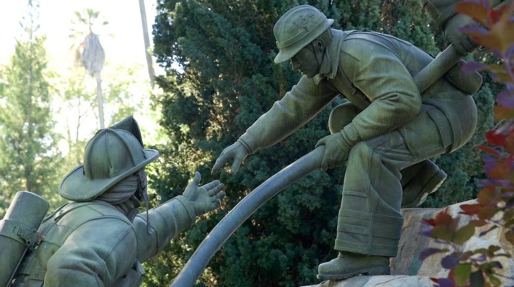 Sacramento Capitol Park que inclui uma estátua ou escultura