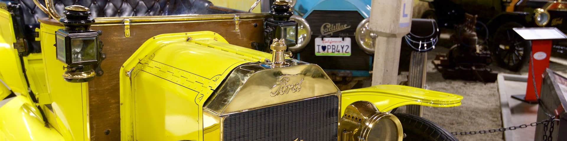 California Automobile Museum ofreciendo elementos del patrimonio y vistas interiores