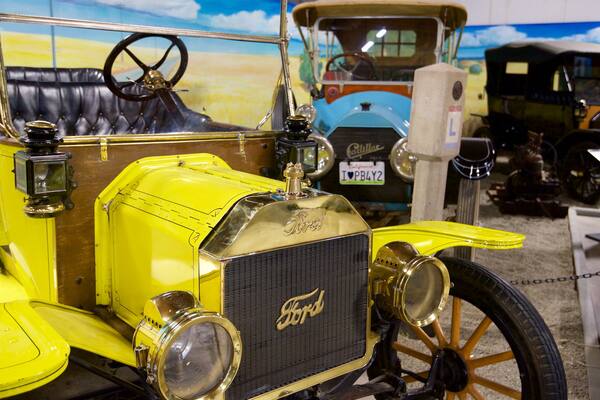 California Automobile Museum das einen Innenansichten und Geschichtliches