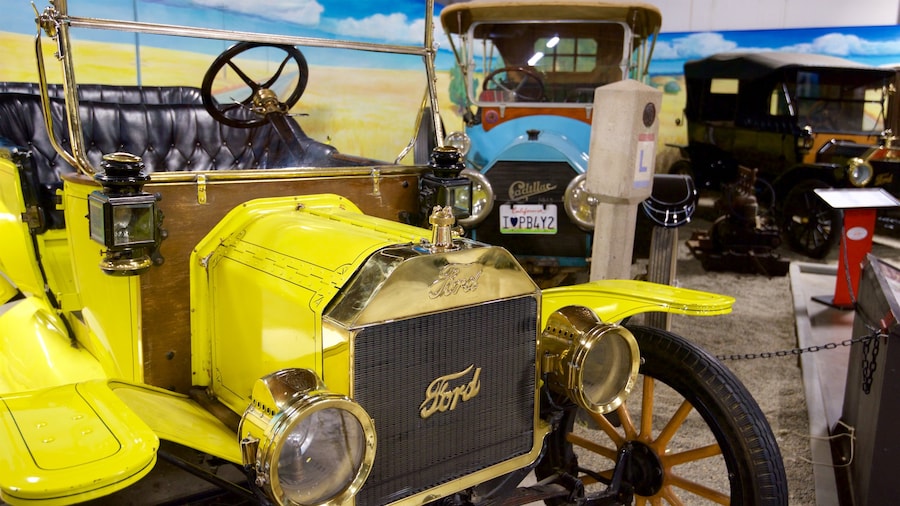 California Automobile Museum qui includes vues intérieures et patrimoine historique