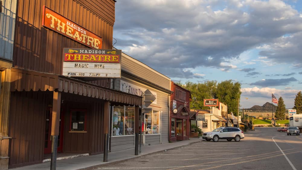 Ennis mettant en vedette scènes de rue