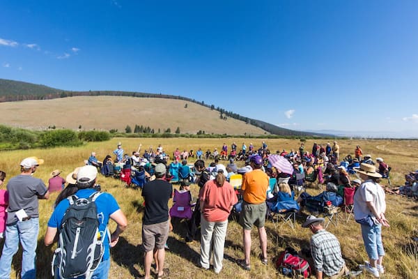 Big Hole National Battlefield montrant scĂšnes tranquilles aussi bien que important groupe de personnes