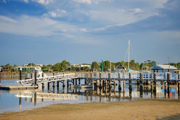 Sapphire Coast das einen Sandstrand und Bucht oder Hafen
