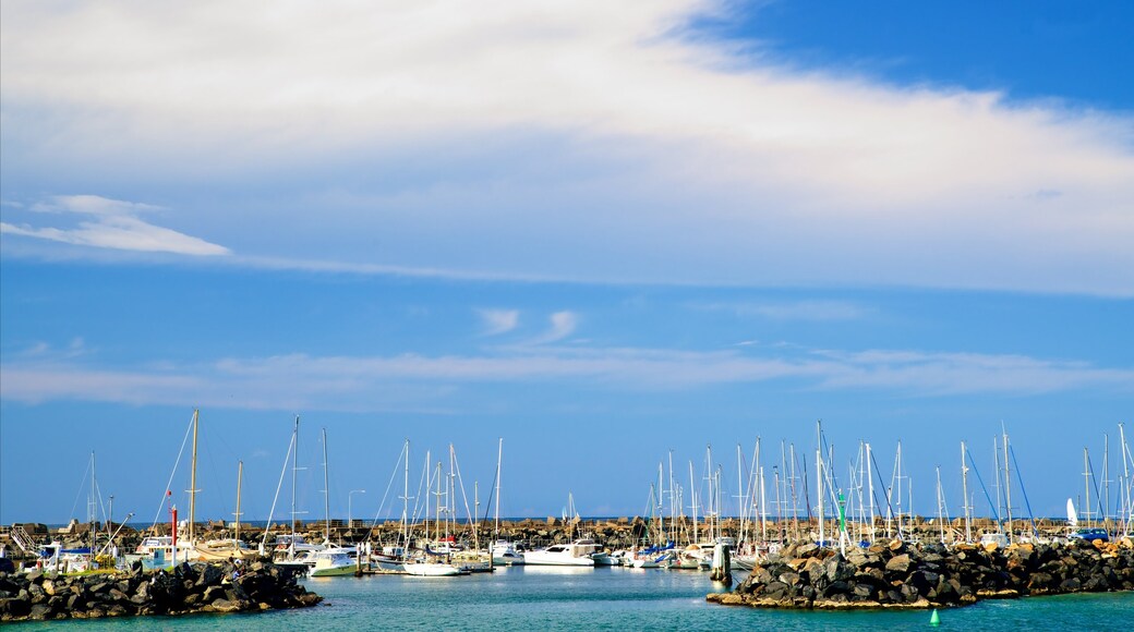 Coffs Harbour mostrando una marina y una bahía o puerto