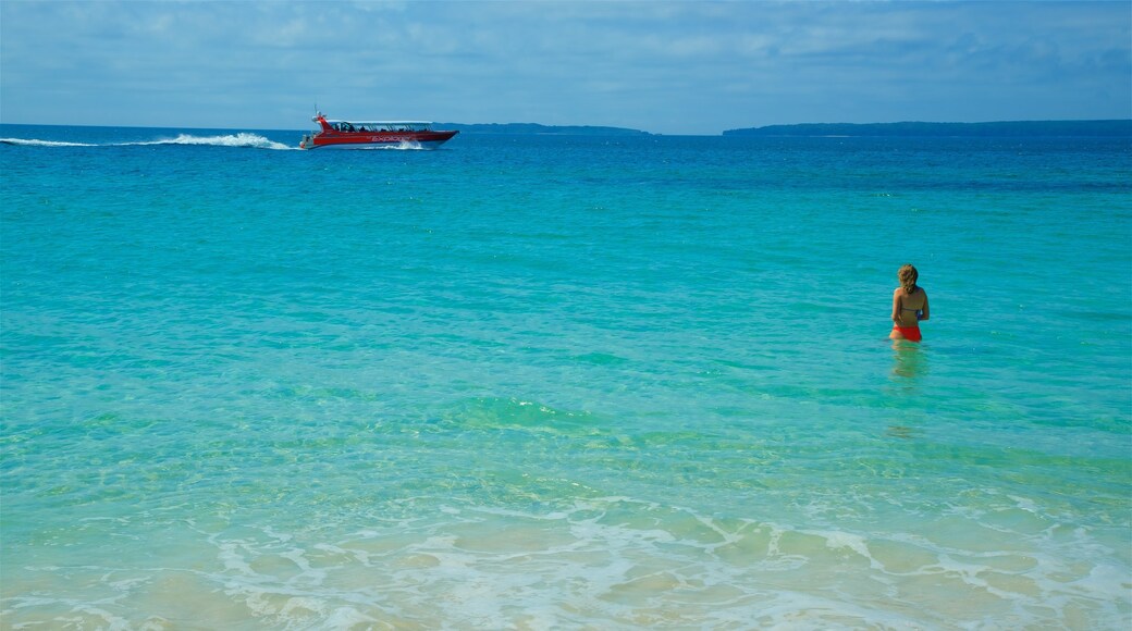 Jervis Bay National Park welches beinhaltet allgemeine Küstenansicht und Bootfahren sowie einzelne Frau