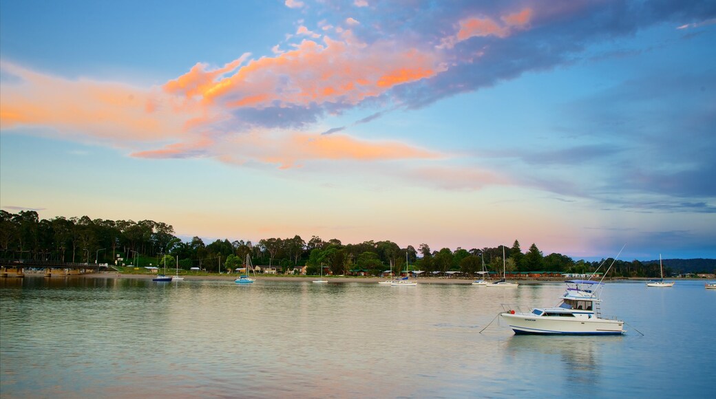 Batemans Bay caracterizando um pôr do sol, paisagens litorâneas e canoagem