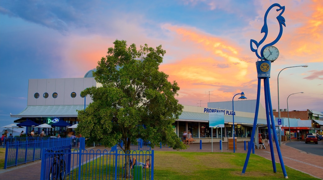 Batemans Bay mostrando shopping y un atardecer