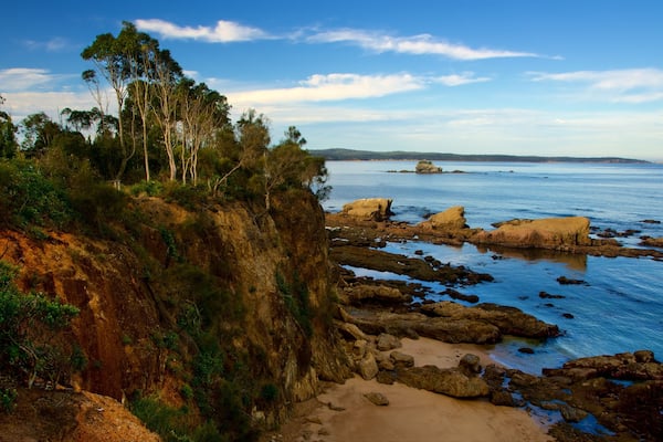 Batemans Bay mettant en vedette cĂŽte rocheuse