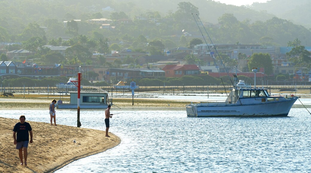 Merrimbula qui includes plage, vues littorales et navigation