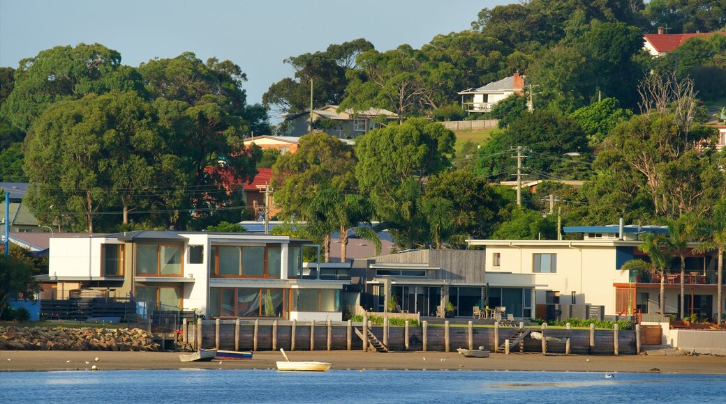 Merrimbula qui includes maison et plage de sable