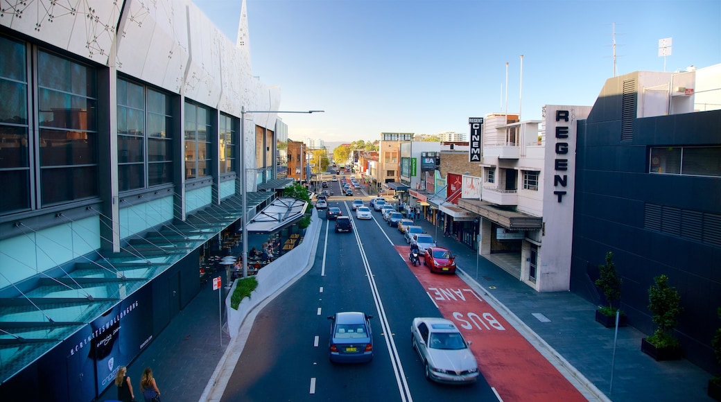 Crown Street Mall som visar en stad