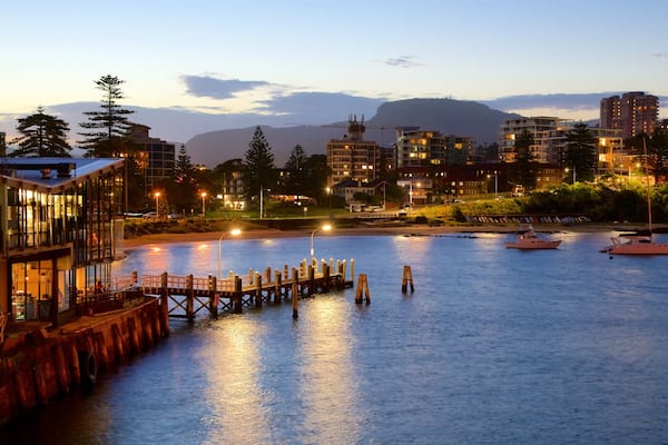 Wollongong mit einem Stadt, Sandstrand und Bootfahren