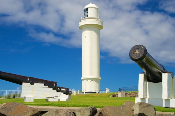 Flagstaff Hill Fort featuring a lighthouse and heritage elements