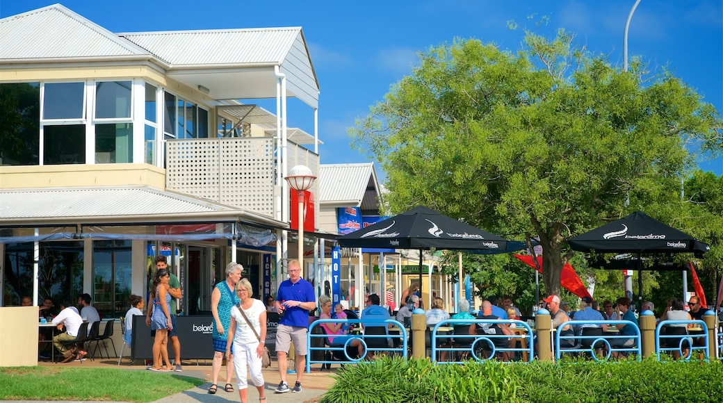 Huskisson showing outdoor eating as well as a large group of people