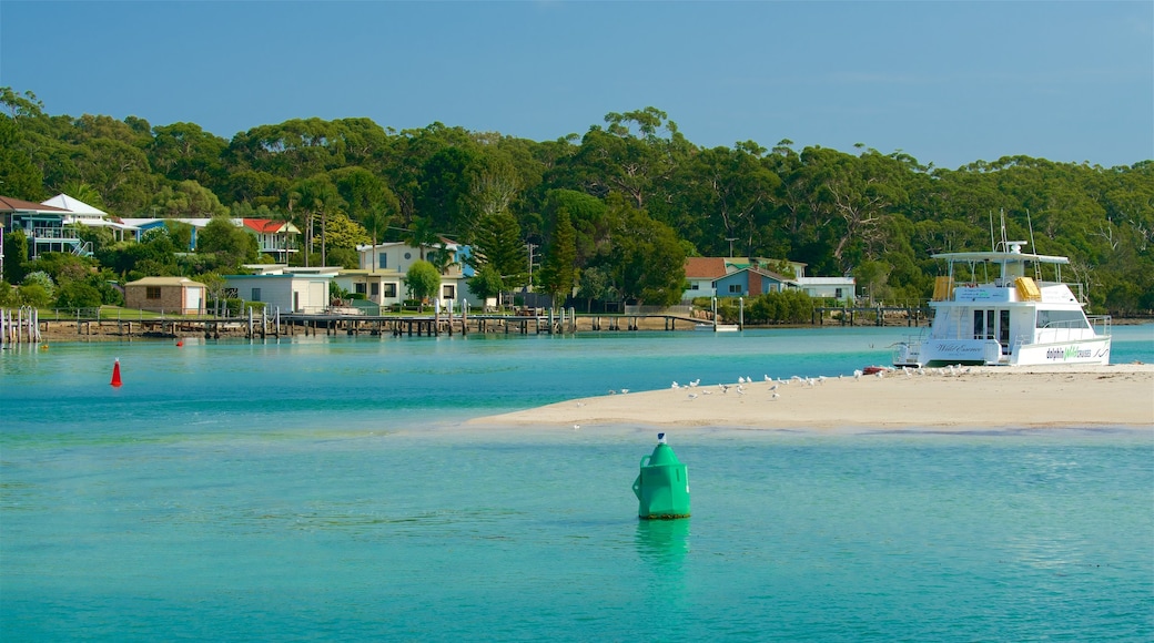 Huskisson welches beinhaltet Strand und Bootfahren