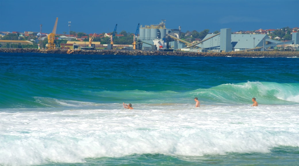 Wollongong South Beach que incluye natación, vista general a la costa y una playa