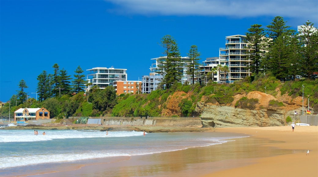 Wollongong North Beach ofreciendo una playa, un hotel y una ciudad