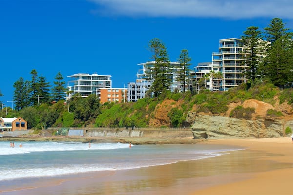Wollongong North Beach welches beinhaltet Sandstrand, Hotel und Stadt