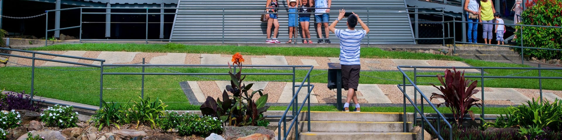 Big Banana Coffs Harbour showing outdoor art as well as a family