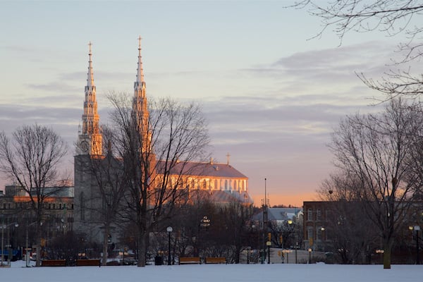 Major\'s Hill Park das einen Schnee und Kirche oder Kathedrale
