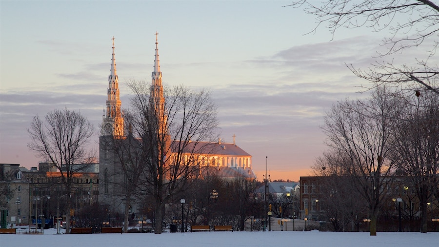 Major\'s Hill Park ofreciendo una iglesia o catedral y nieve
