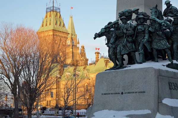 Confederation Square das einen Verwaltungsgebäude, historische Architektur und Monument