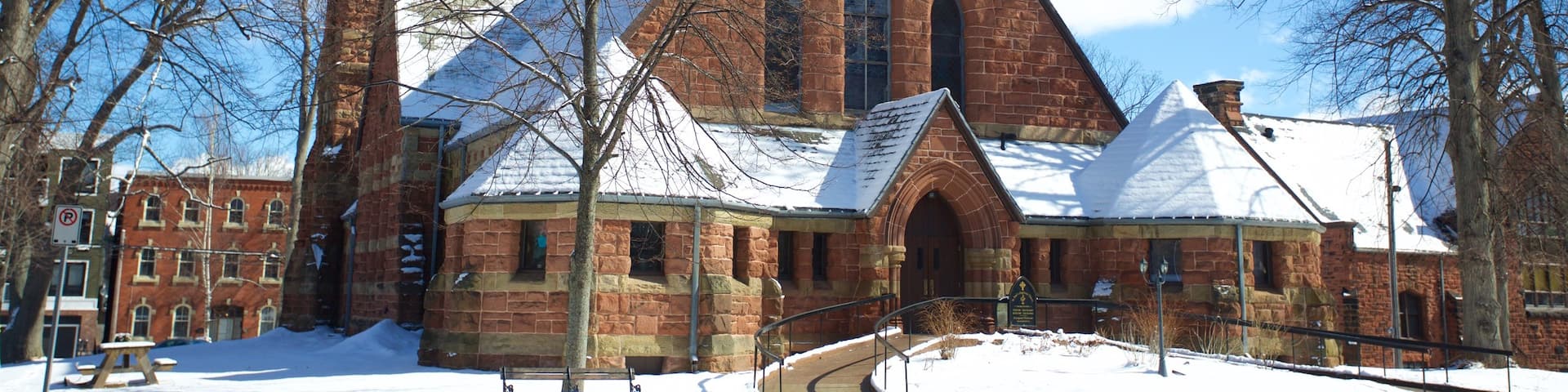 Charlottetown que incluye nieve y una iglesia o catedral
