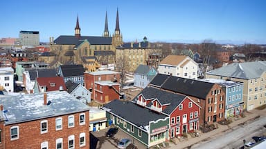 Charlottetown montrant une ville et une église ou une cathédrale