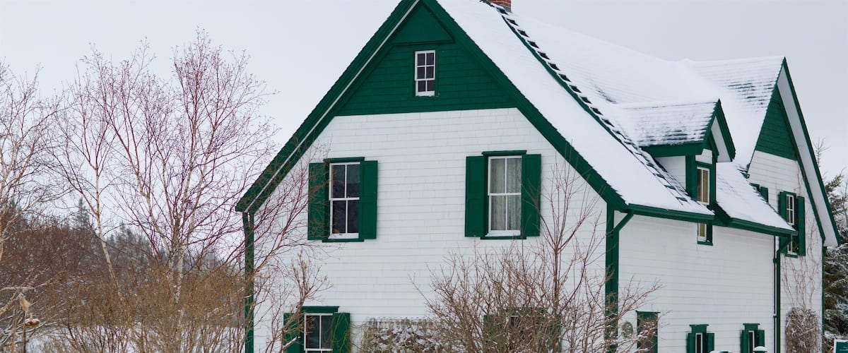 Green Gables montrant neige et maison