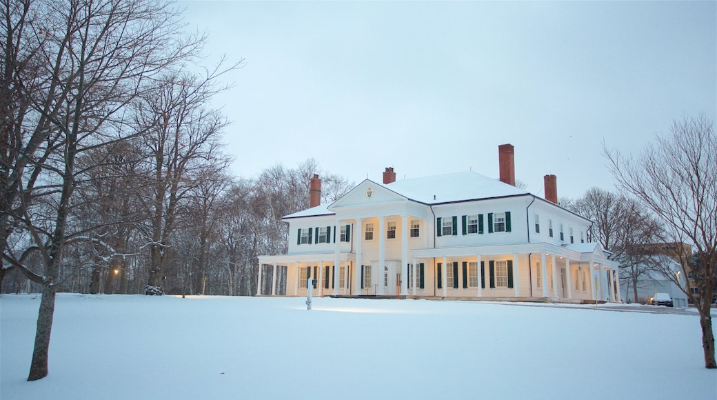 Government House de l\'Île-du-Prince-Édouard mettant en vedette neige